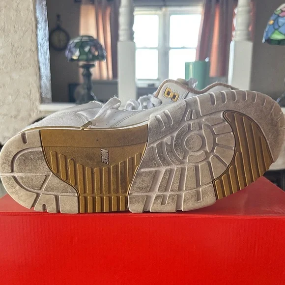 Nike Men’s White and Gold Sneakers - Picture 8 of 15